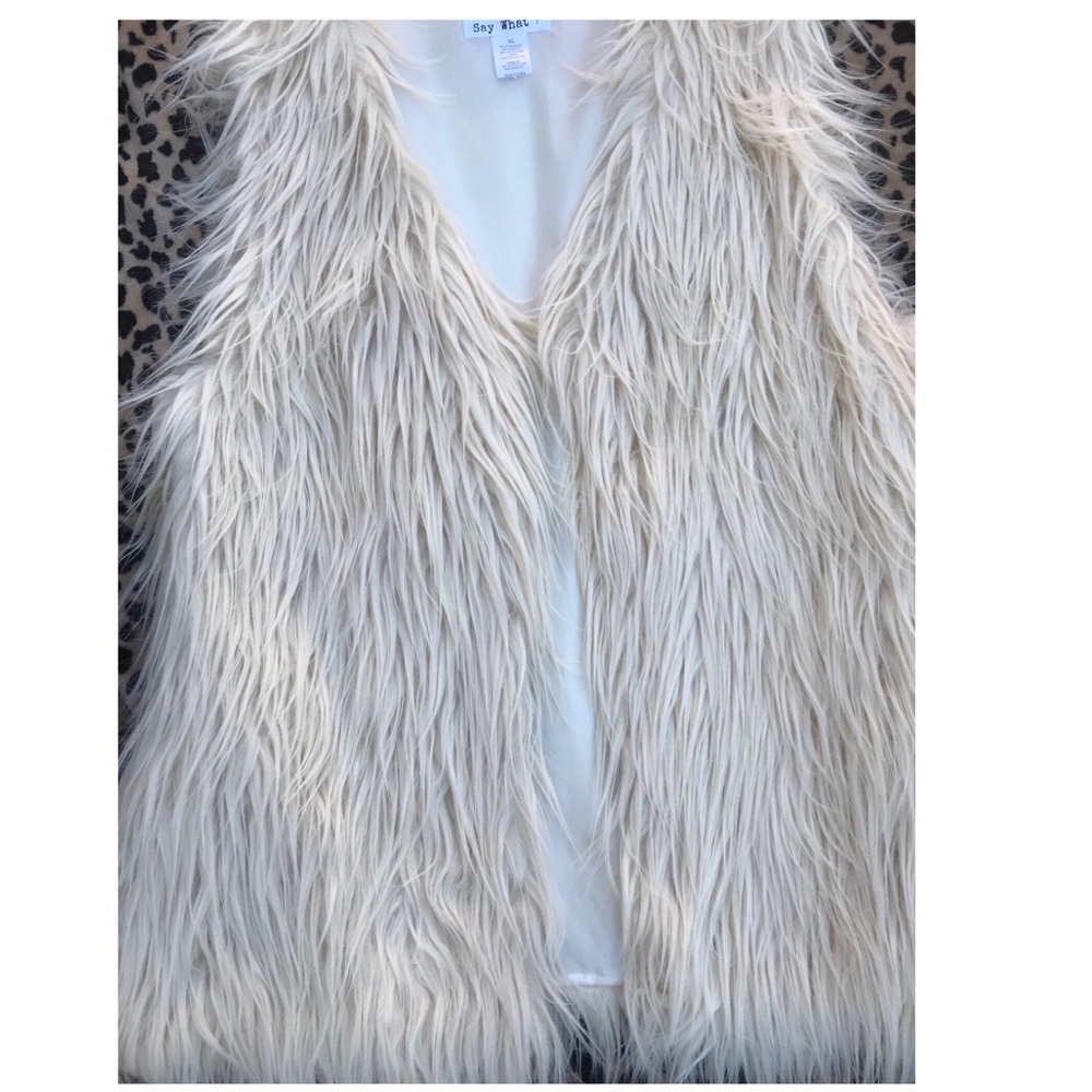 Loveeeee this off white fur vest!!! Size XL!